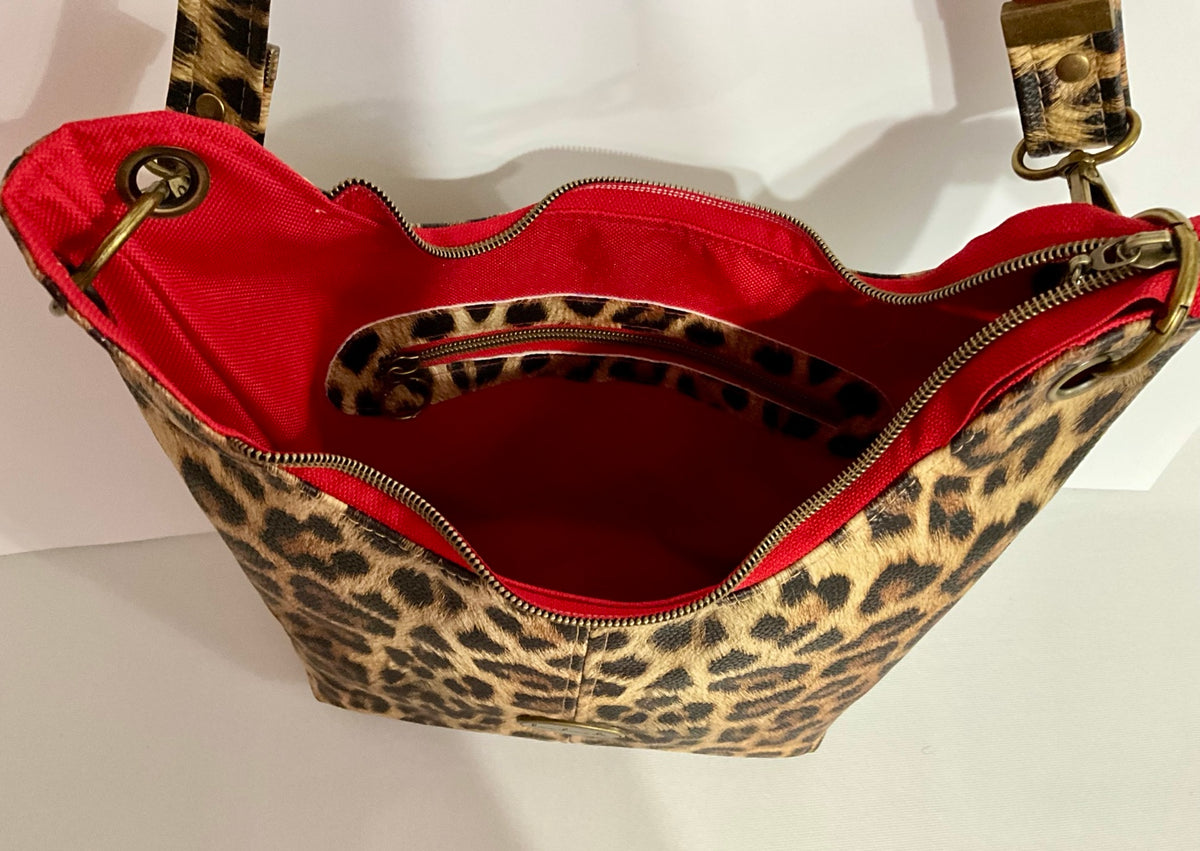 Interior red waterproof canvas lining with zippered pocket